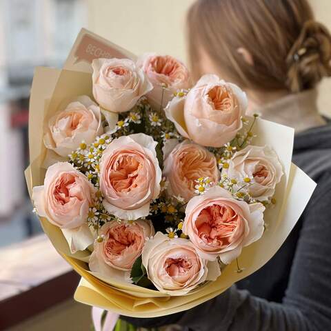 Піоновидна троянда Джульєтта у букеті «Персикове суфле», Квіти: Троянда піоновидна, Танацетум