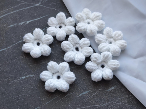 Квітка з пелюстками в'язана біла (ручна работа)
