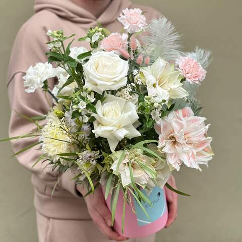 Коробка з квітами «Білий маскарад», Квіти: Троянда, Діантус, Оксіпеталум, Мімоза