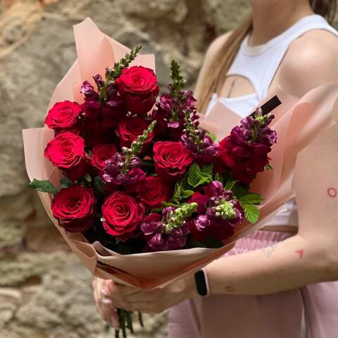 Bright bouquet with antirrhinums «Flaming Heart», Flowers: Antirinum, Rubus Idaeus, Rose