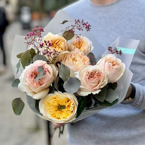 7 роз Cream Expression и эвкалипт в букете «Персиковый сон», Цветы: Роза, Эвкалипт