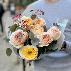 7 троянд Cream Expression та евкаліпт у букеті «Персиковий сон»