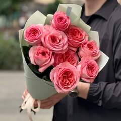9 піоновидних троянд Pink Expression у букеті «Насичений персиковий»
