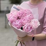 Photo of 9 Sarah Bernhardt peonies in a bouquet «Incredible Tenderness»