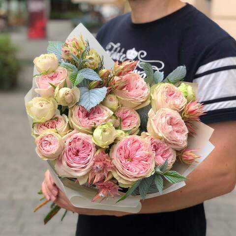 Pink bouquet with peony roses «Morning Blush», Flowers: Pion-shaped rose, Kaaps Seruria, Rubus Idaeus