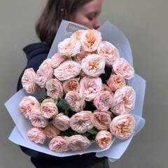 11 гілок піоновидної кущової троянди Трендсеттер у букеті «Мрія»