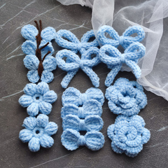 Бантик в'язаний блакитний (ручної работи)