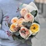Photo of 7 Cream Expression roses and eucalyptus in a bouquet «Peach dream»