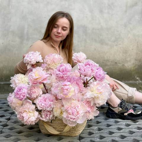 Basket with peonies «Peony Dreams», 75 pink peonies. Delicate basket with fragrant peonies will not leave indifferent even the most demanding beauty