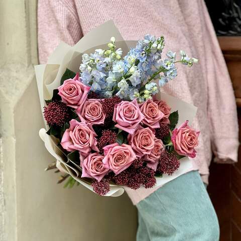 Изысканный бордово-голубой букет из роз сорта Barista и дельфиниумов «Пылкая зима», Цветы: Роза, Дельфиниум, Скимия