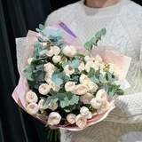 Photo of 9 spray roses and eucalyptus in a bouquet «Pearl moment»