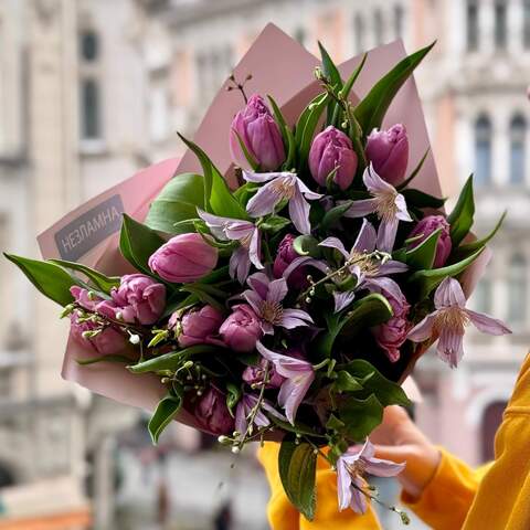 Букет с тюльпанами и клематисом «Сиреневое утро», Цветы: Клематис, Прунус, Тюльпан
