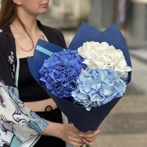 Photo of 3 hydrangeas in a bouquet «Lviv rain»