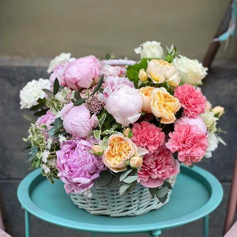 Корзина с цветами «Донателла», Цветы: Пион, Роза пионовидная, Диантус, Озотамнус, Питтоспорум