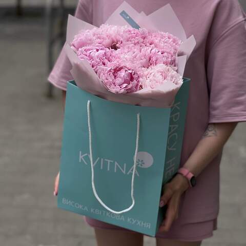 Photo of 9 Sarah Bernhardt peonies in a bouquet «Incredible Tenderness»