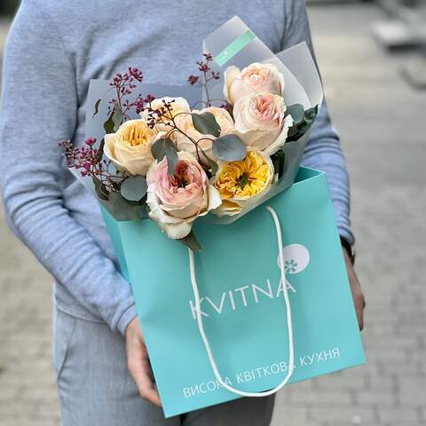 Photo of 7 Cream Expression roses and eucalyptus in a bouquet «Peach dream»
