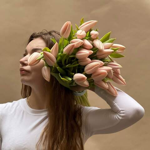 Photo of 31 exclusive salmon Thijs Boots tulips in a bouquet «Gentle touch»