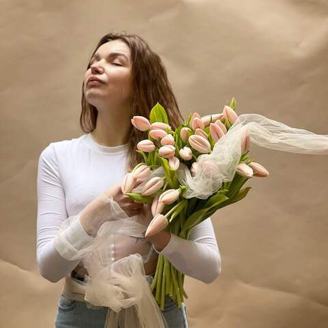 Photo of 31 exclusive salmon Thijs Boots tulips in a bouquet «Gentle touch»