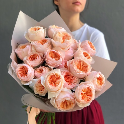 Піоновидні троянди Juliet (Джульєтта) - 21 шт., Унікальний і улюблений багатьма сорт англійських садових троянд від David Austin. Ця троянда персикового кольору отримала назву на честь героїні Шекспіра і символізує невинність та чистоту. Букет з 21 троянды Джульєтта - ідеальний подарунок для романтичного побачення.
