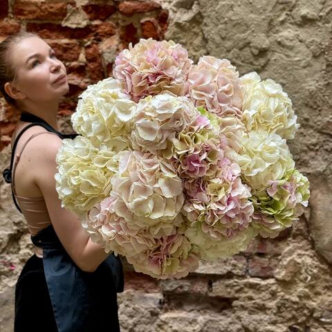 19 hydrangeas in a bouquet «Light Clouds», Flowers: Hydrangea, 19 pcs.