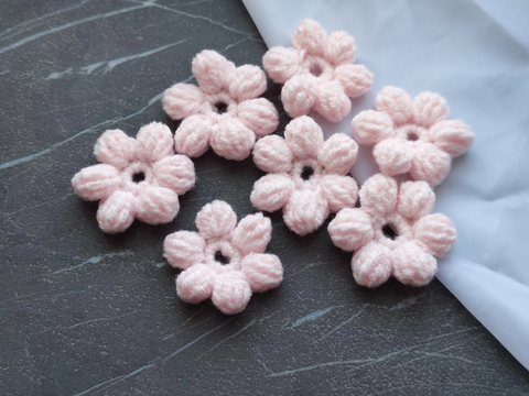 Квітка з пелюстками в'язана світло-рожева (ручна работа)