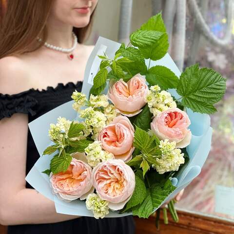Букет «Сливочный персик», Цветы: Роза пионовидная, Маттиола, Малина