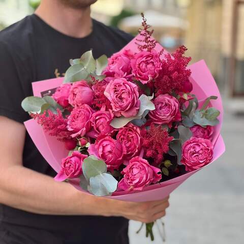 Букет «Летняя Кристинка», Цветы: Роза пионовидная кустовая, Эвкалипт, Астильба
