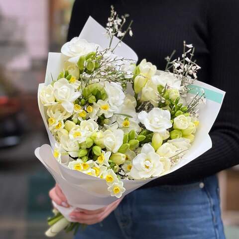 Scented bouquet of spring daffodils with white freesia «Most fragrant greeting», Flowers: Narcissus, Genista, Freesia