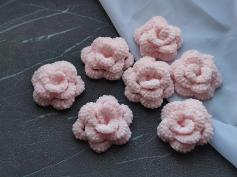 Квітка об'ємна в'язана світло-рожева (ручна работа)