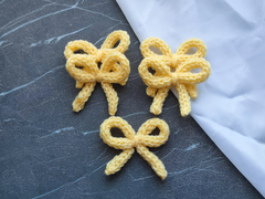 Бантик з хвостиками в'язаний жовтий (ручної работи)