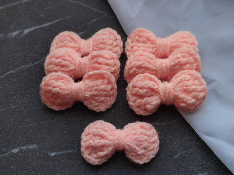 Бантик в'язаний персиковий (ручної работи)