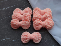 Бантик в'язаний персиковий (ручної работи)