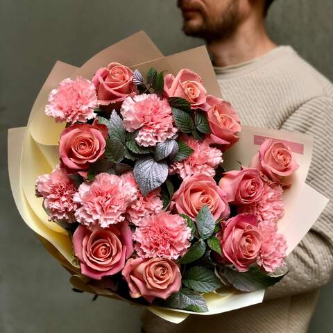 Romantic bouquet with roses «Love Mood», Flowers: Dianthus, Rubus Idaeus, Rose