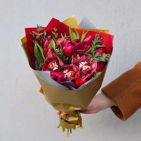 Бордовый букет из тюльпанов и цимбидиума, Милый букет с тюльпанами и цимбидиумами растопит даже ледяное сердце