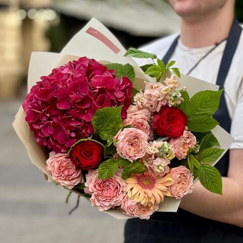 Passionate bouquet with roses and hydrangea «Bright Tango», Flowers: Rose, Rubus Idaeus, Gerbera, Matthiola, Peony Spray Rose, Hydrangea