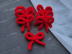 Бантик з хвостиками в'язаний червоний (ручної работи)