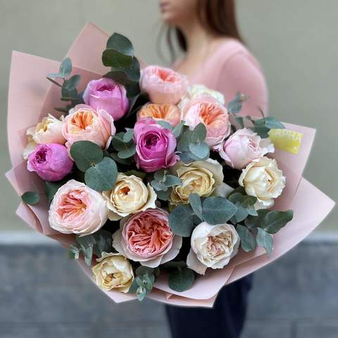 17 пионовидных роз и эвкалипт в букете «Утонченные розы», Микс пионовидных роз и эвкалипт