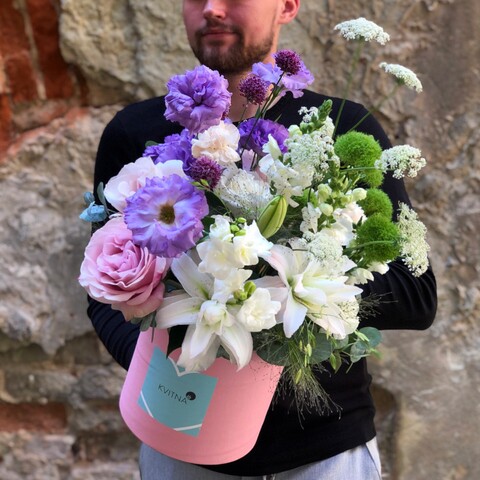 Box with flowers «Elven Kiss», Flowers: Eustoma, Dianthus, Rose, Lilium, Antirinum, Allium, Eucalyptus