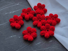 Квітка з пелюстками в'язана червона (ручна работа)