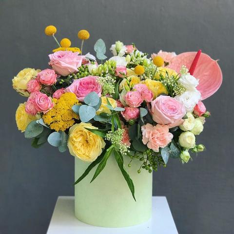 Коробка з квітами «Карамельна насолода»