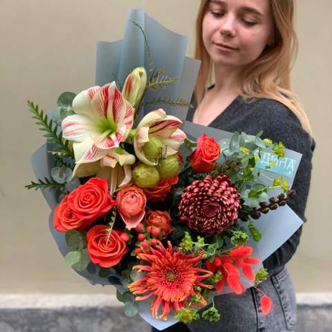 Bouquet «Autumn extravaganza», Flowers: Rose, Asclepias, Hippeastrum, Eucalyptus, Chrysanthemum, Gerbera, Hypericum, Grevillea
