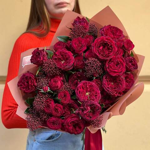 Страстный букет из пионовидных роз в насыщенно-бордовых цветах «Напиток любви», Цветы: Роза пионовидная, Роза пионовидная кустовая, Скимия