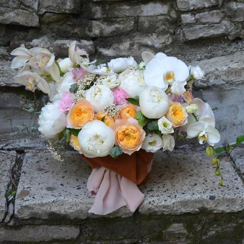 Квіткова композиція з піонами «Найстильніша», Композиція-букет в тканині з білими піонами, садовими піоновідними трояндами, 2 видами орхідеї: Цимбідіумом та Фаленопсисом.