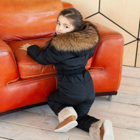 Детский однотонный зимний комбинезон черного цвета и опушкой из натурального меха