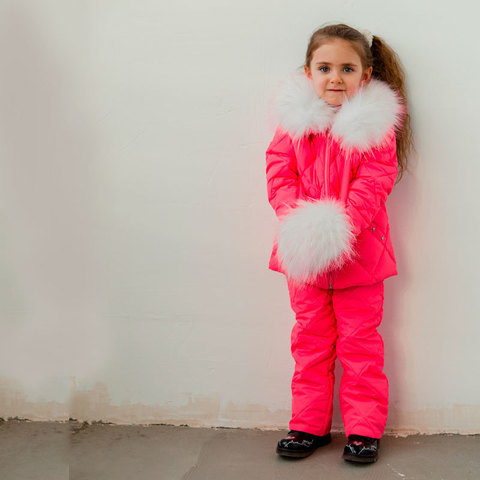 Детский демисезонный костюм розового цвета с натуральной опушкой