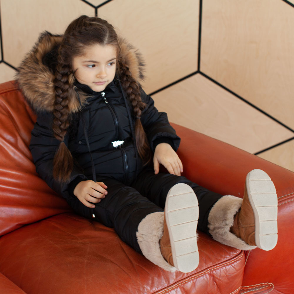 Детский однотонный зимний комбинезон черного цвета и опушкой из натурального меха