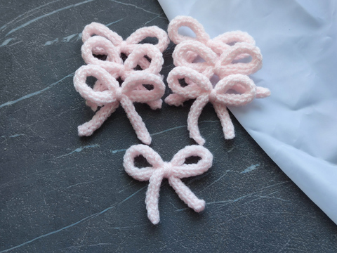 Бантик з хвостиками в'язаний світло-рожевий (ручної работи)