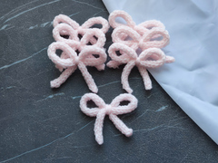 Бантик з хвостиками в'язаний світло-рожевий (ручної работи)