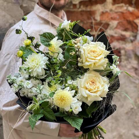 Bouquet «White moment», Flowers: Rose, Dahlia, Rubus Idaeus, Oxypetalum, Freesia, Matthiola, Astilbe, Panicum