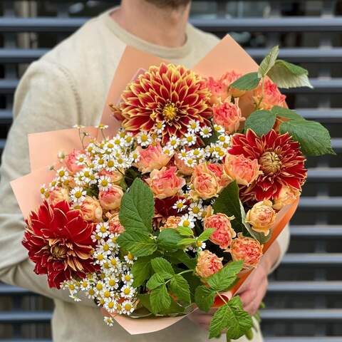 Bouquet «Enchanting Lyubov», Flowers: Tanacetum, Bush Rose, Dahlia, Rubus Idaeus